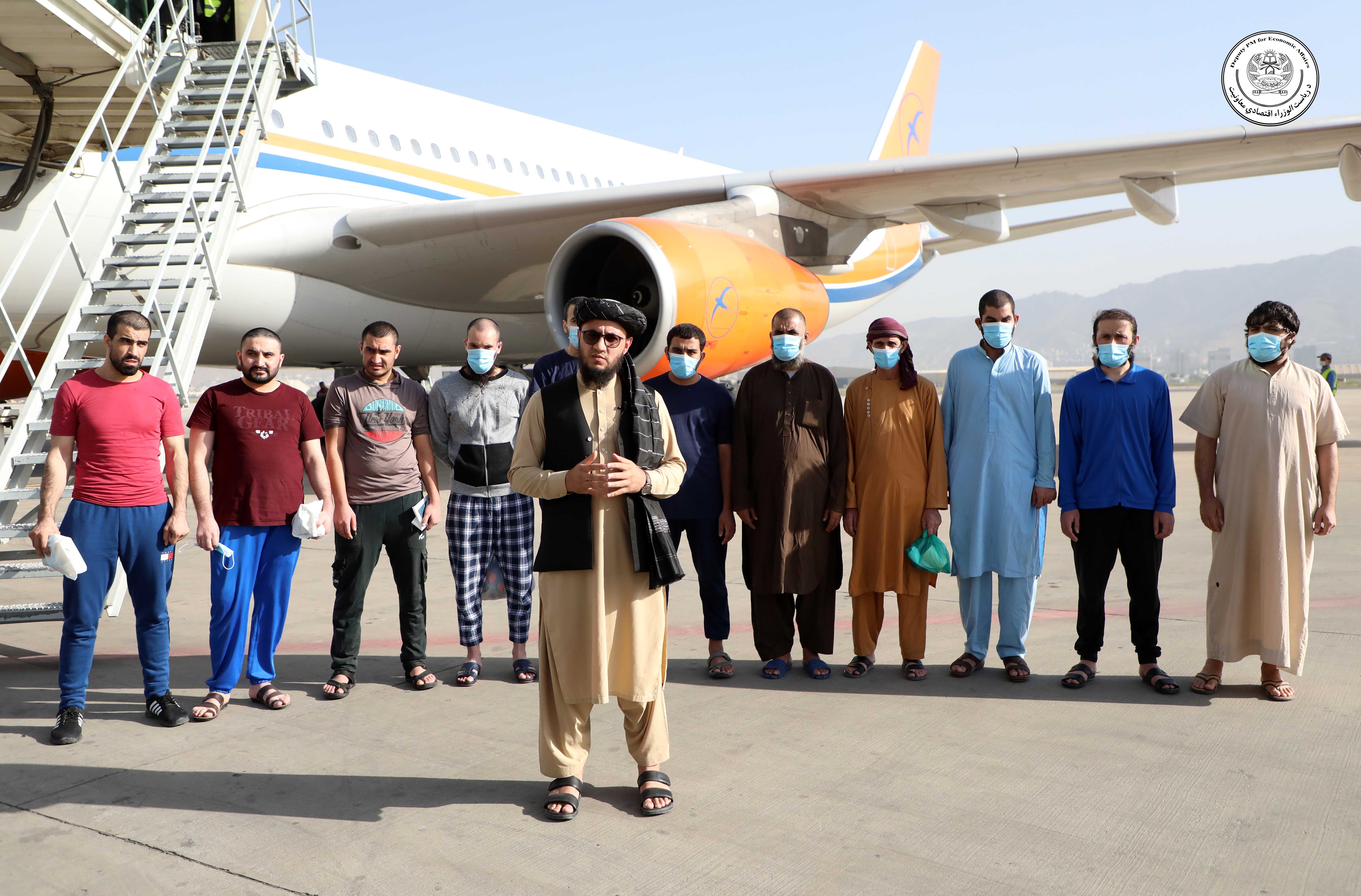 د متحده عربي اماراتو له زندان څخه 12 افغانان آزاد او نن خپل هېواد ته راستانه شول