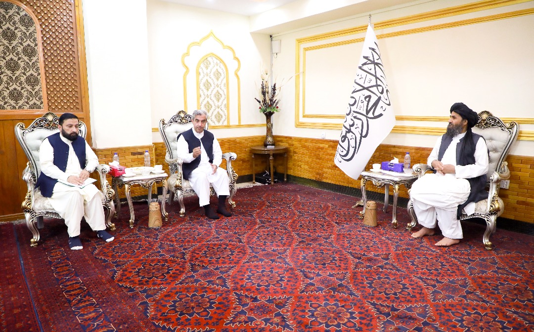 محترم ملا عبدالغني برادر اخوند د اکبر موسسې له رییس سره وکتل