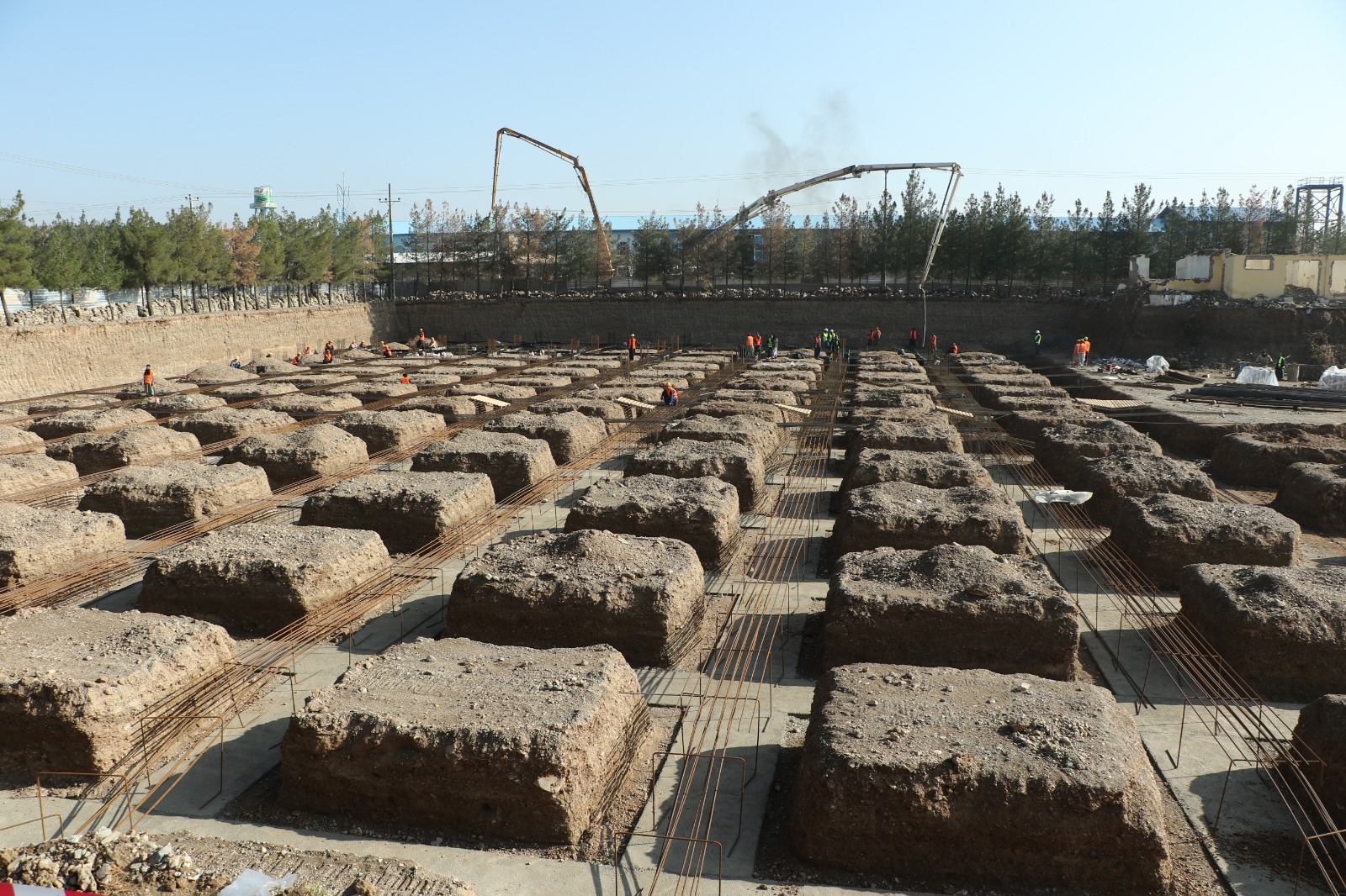 محترم ملا عبدالغني برادر اخوند په هرات ولایت کې د پامیر المونیمي قطیو تولیدي شرکت د بنسټ ډبره کېښوده