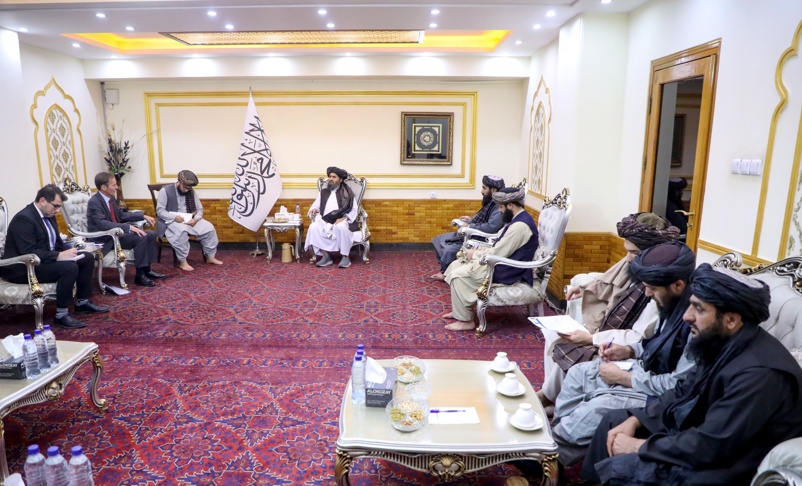 محترم ملا عبدالغني برادر اخوند د افغانستان لپاره د برېټانیا له ځانګړي استازي سره وکتل