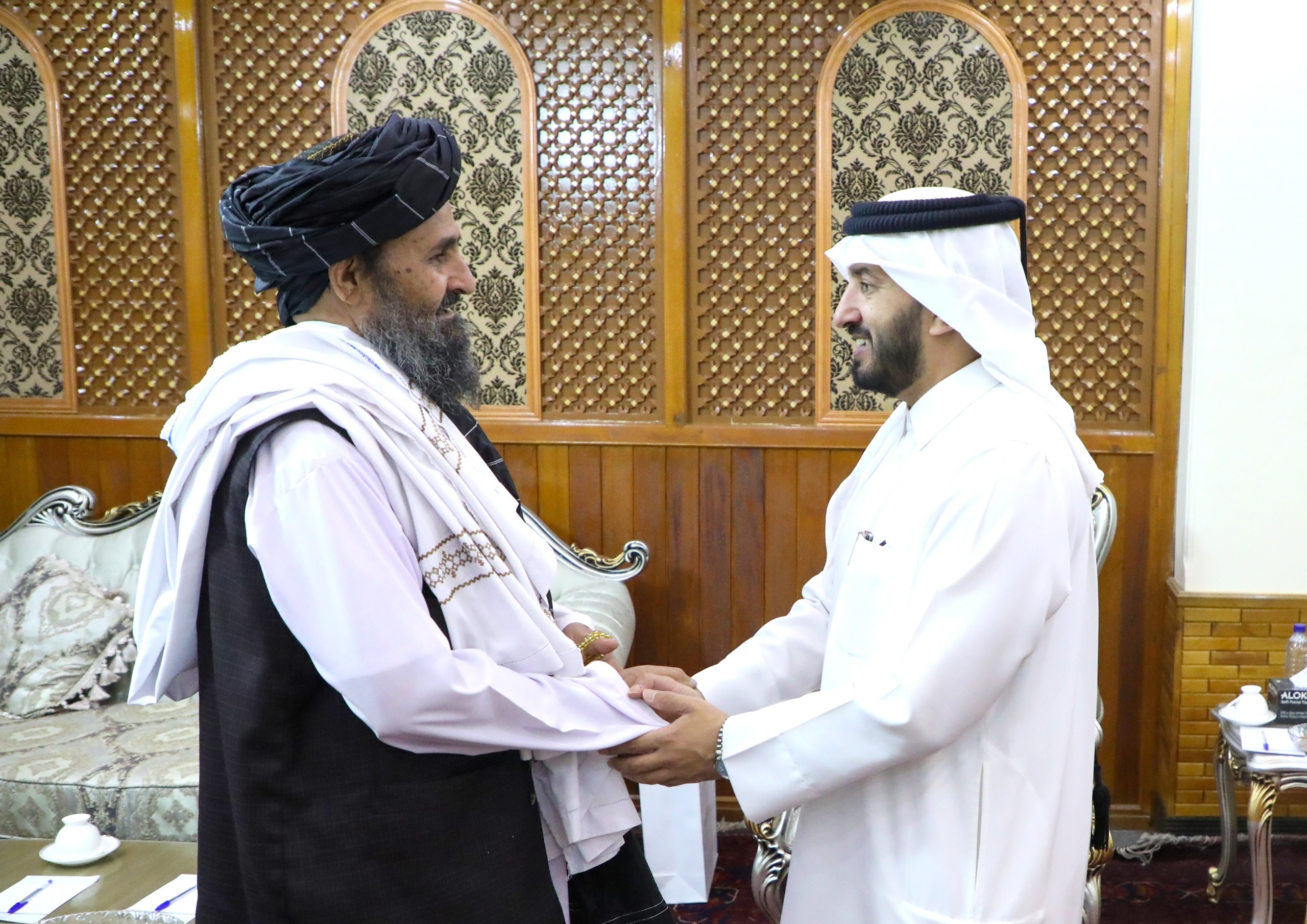محترم ملا عبدالغني برادر اخوند په کابل کې د قطر له سفیر سره وکتل