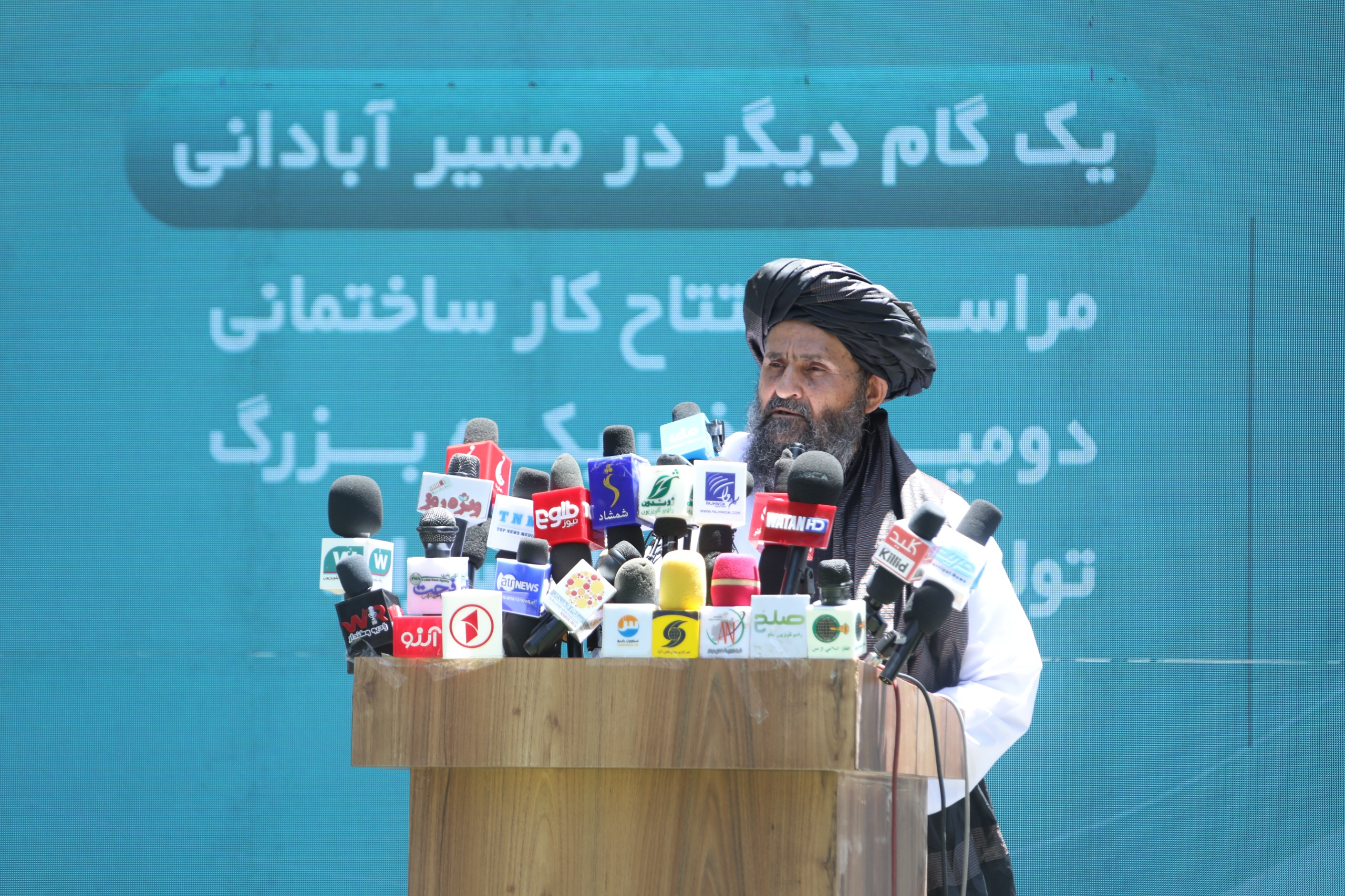 محترم ملا عبدالغني برادر اخوند د جبل السراج سیمنټو دویمې تولیدي فابریکې د جوړېدو چارو پرانیسته وکړه