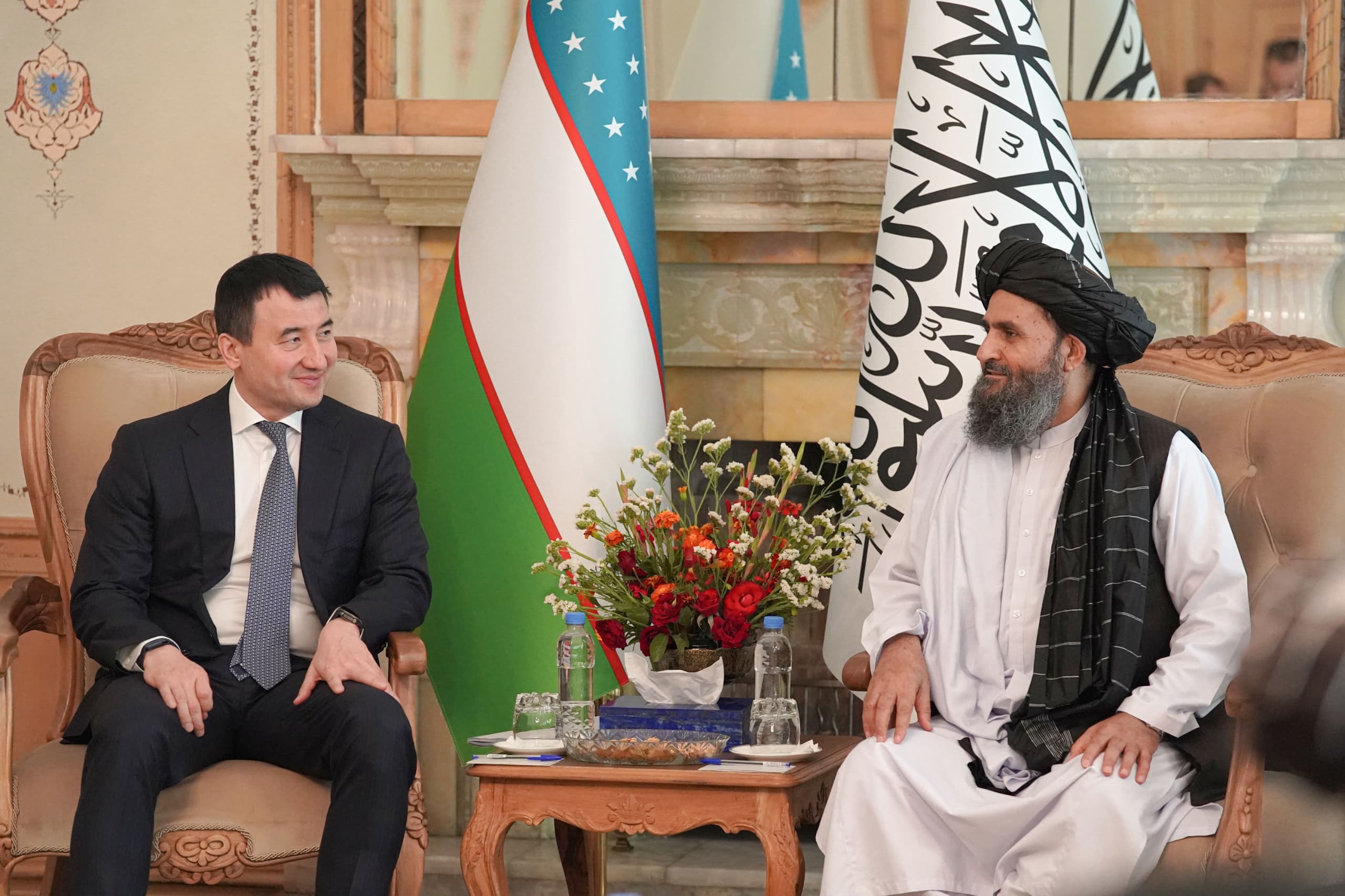 محترم ملا عبدالغني برادر اخوند له ښاغلي جمشید خواجه‌یف سره ولیدل