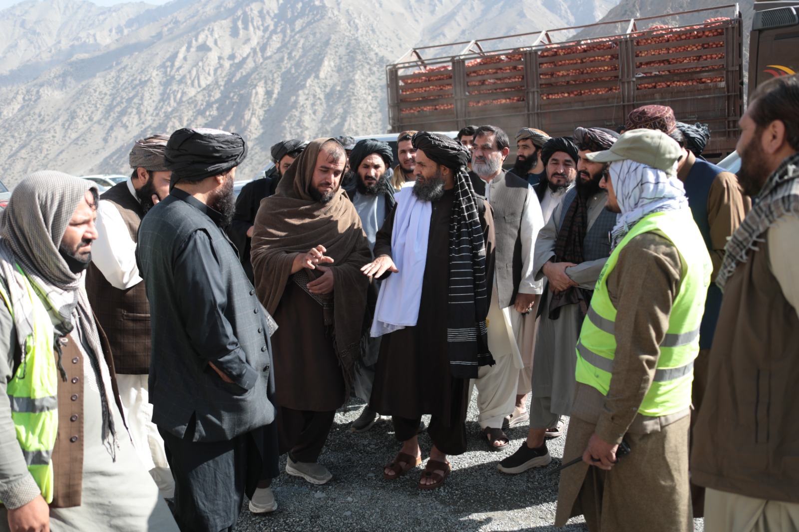 محترم ملا عبدالغني برادر اخوند د سالنګونو لویې لارې له کاري بهیر څخه لیدنه وکړه